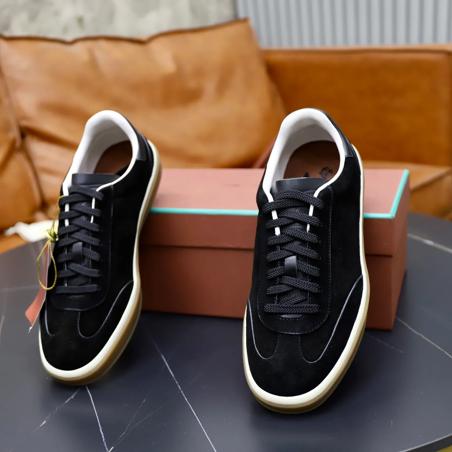 Ex-factory price: 560💰Loro Riana men’s moral training sneakers! Made from high-quality materials and designed in a low-cut silhouette, it offers an elegant and stylish look that's suitable for year-round wear. The unique double-layer sole aesthetic design, caramel cup-shaped outsole is decorated with off-white rubber trim, creating an attractive color combination. Pair with tailored pieces or jeans for a sophisticated yet casual look. The heel is decorated with soft cow leather tongue with Kummel color inserts and cotton laces with embossed LP logo. Upper: cow split suede. Lining: original thickened soft sheepskin. Size: 38-39-40-41-42-43-44 (customized in 45.46)